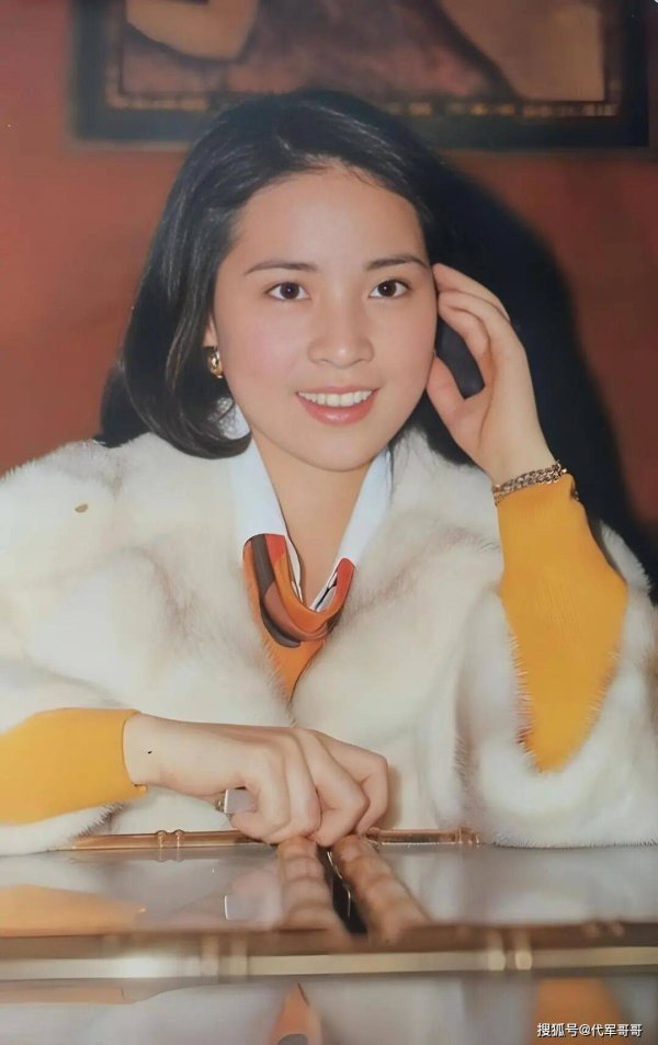 中国十大配资app 林凤娇年轻时有多美？看她和10岁儿子合影，才懂成龙为啥一见钟情